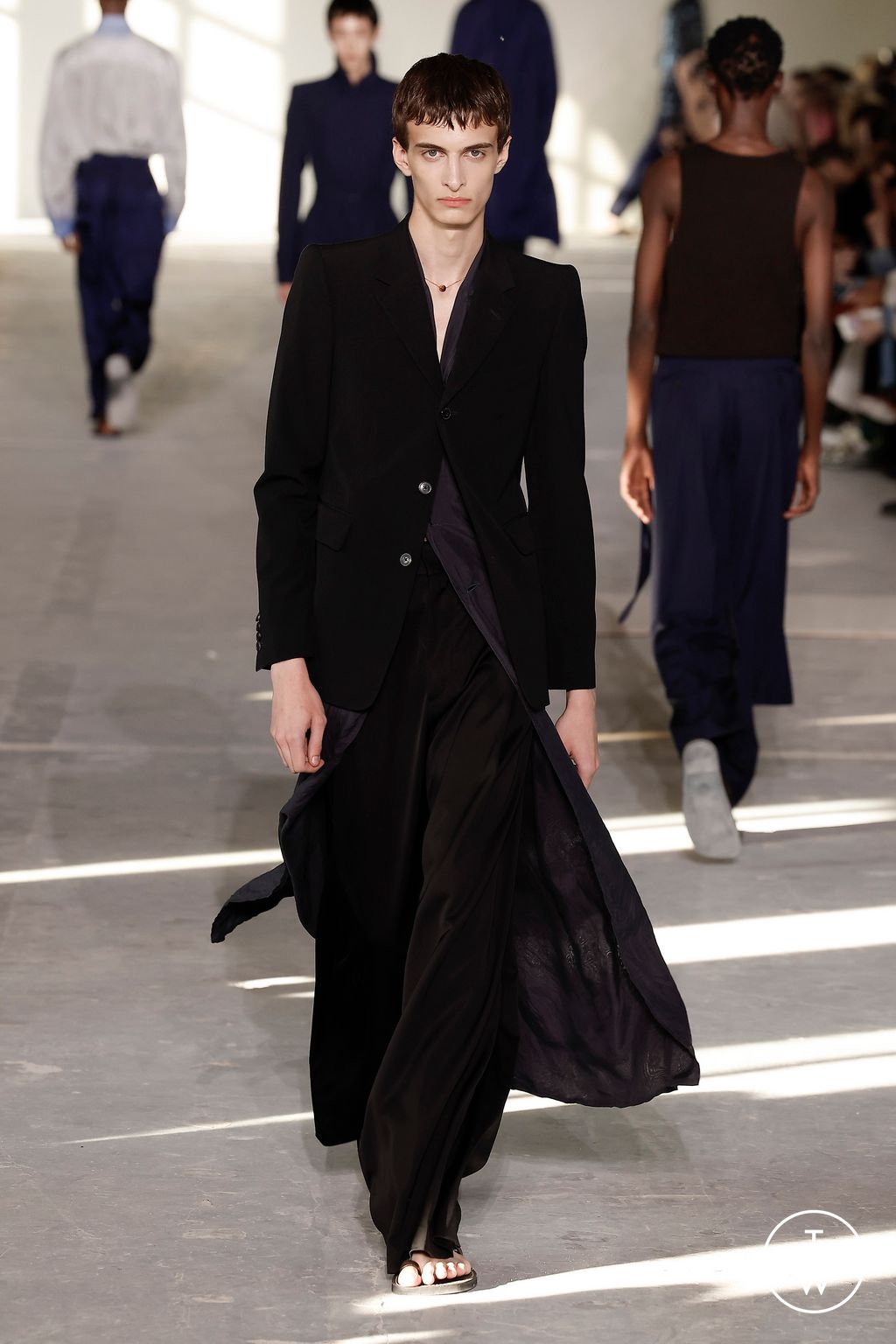 Fashion Week Paris Spring/Summer 2024 look 60 from the Dries Van Noten collection 男装