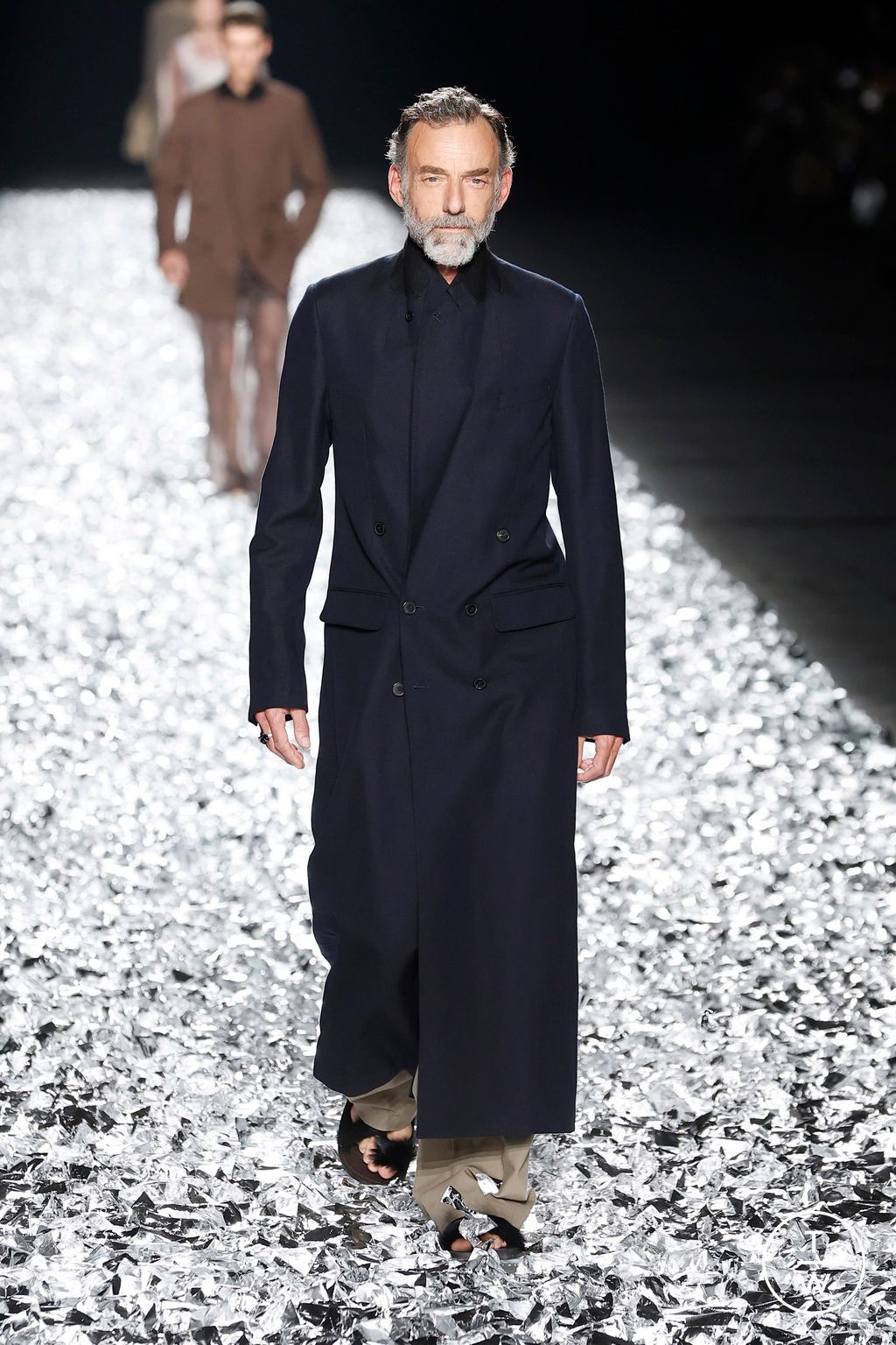 Fashion Week Paris Spring-Summer 2025 look 1 from the Dries Van Noten collection menswear