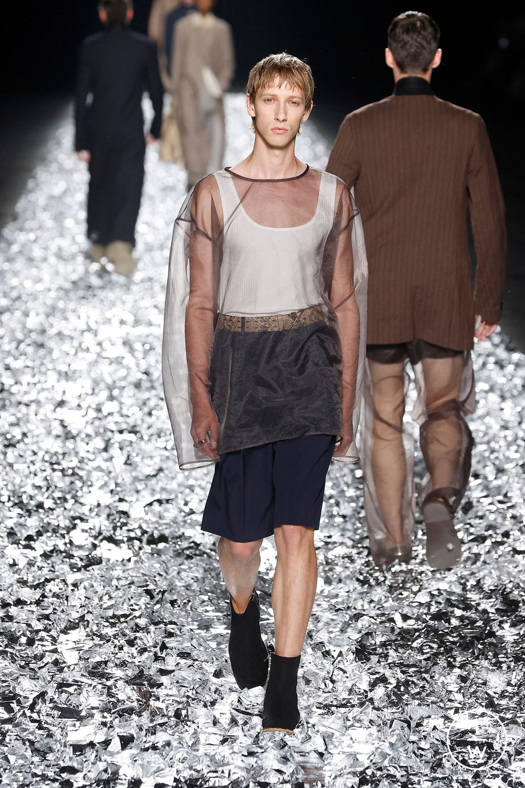Fashion Week Paris Spring-Summer 2025 look 3 from the Dries Van Noten collection menswear