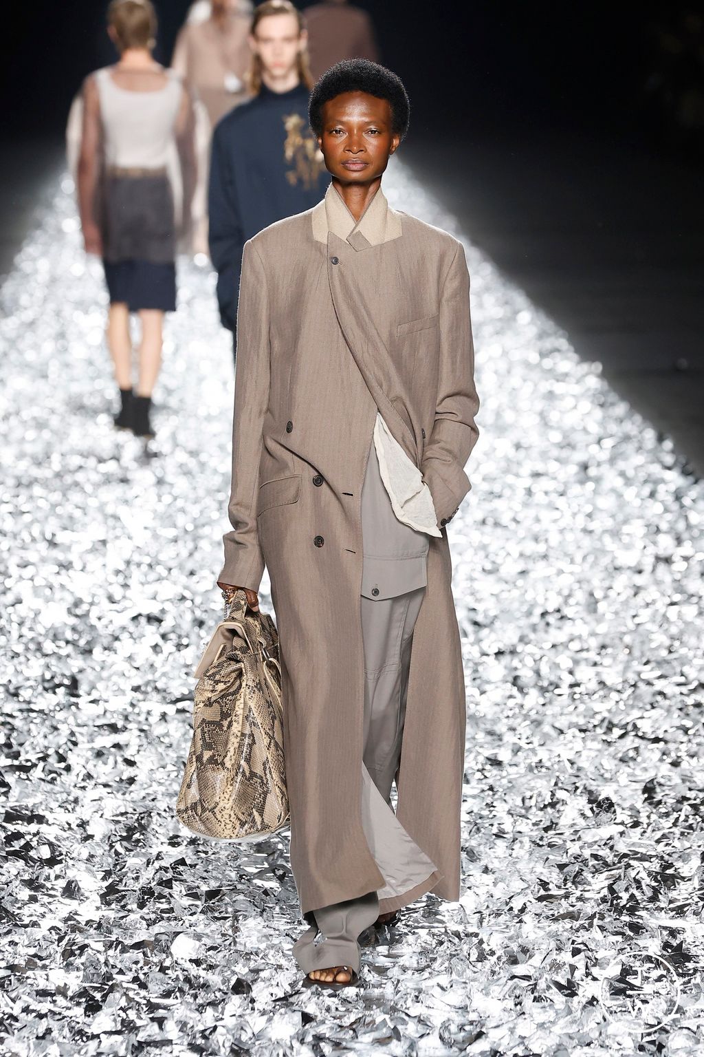 Fashion Week Paris Spring-Summer 2025 look 4 from the Dries Van Noten collection 男装