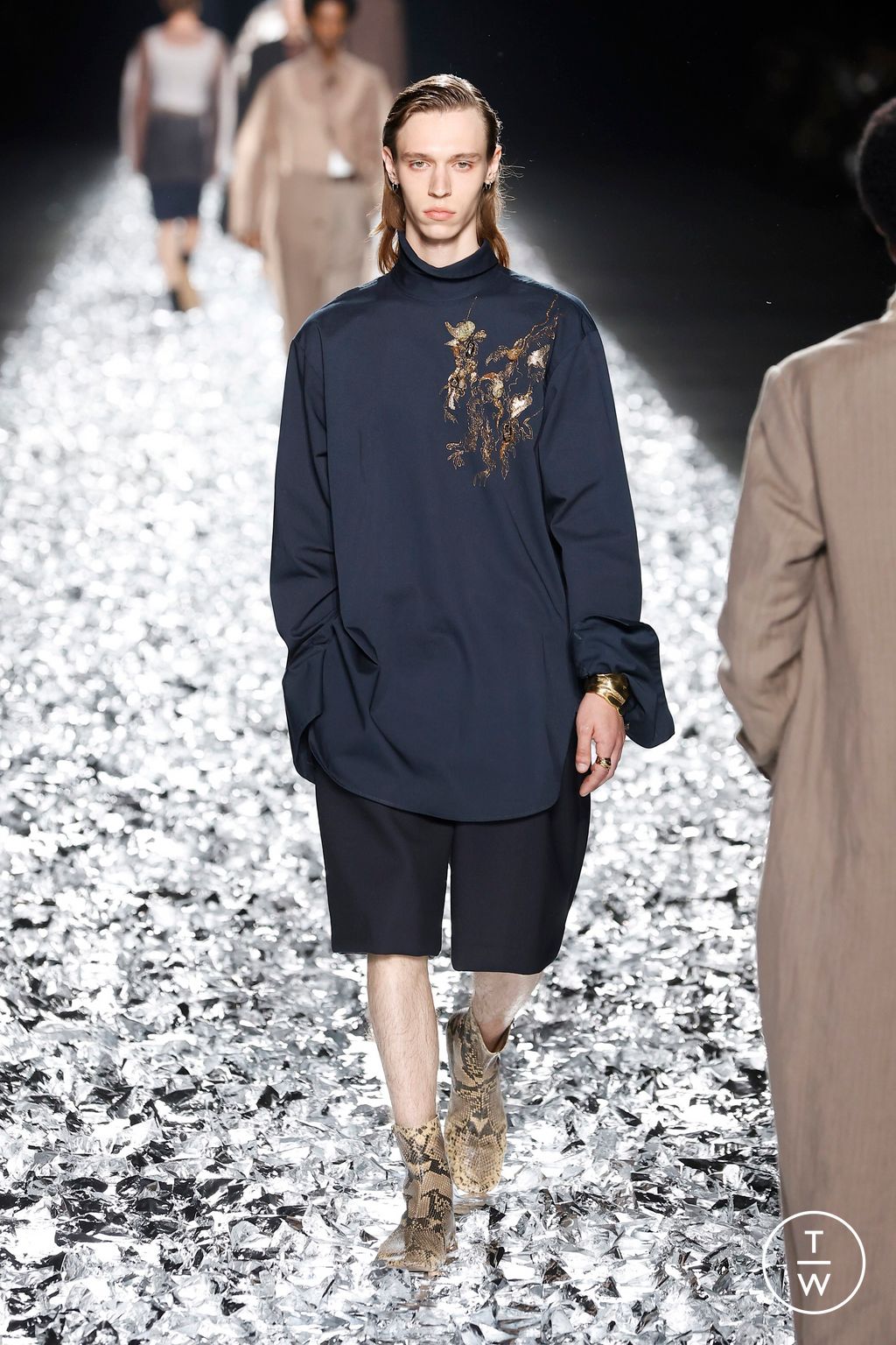 Fashion Week Paris Spring-Summer 2025 look 5 from the Dries Van Noten collection menswear