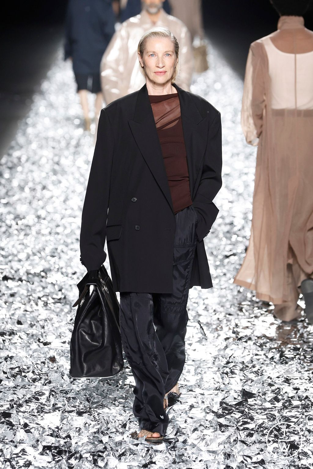 Fashion Week Paris Spring-Summer 2025 look 7 from the Dries Van Noten collection 男装