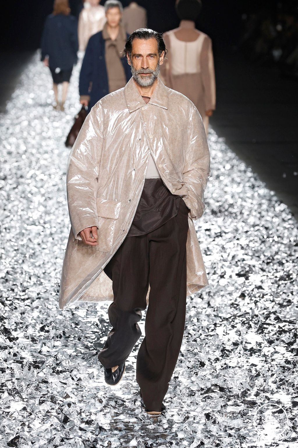 Fashion Week Paris Spring-Summer 2025 look 8 from the Dries Van Noten collection 男装