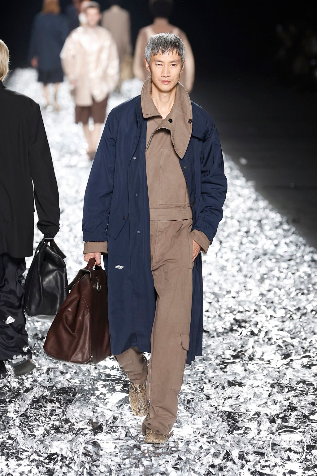 Fashion Week Paris Spring-Summer 2025 look 9 from the Dries Van Noten collection 男装