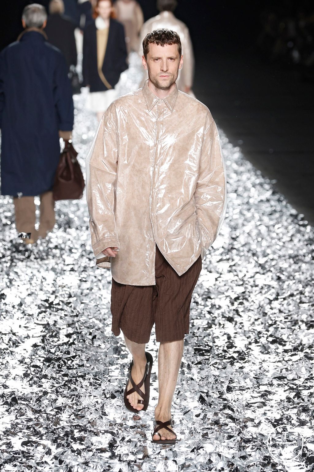 Fashion Week Paris Spring-Summer 2025 look 10 from the Dries Van Noten collection 男装
