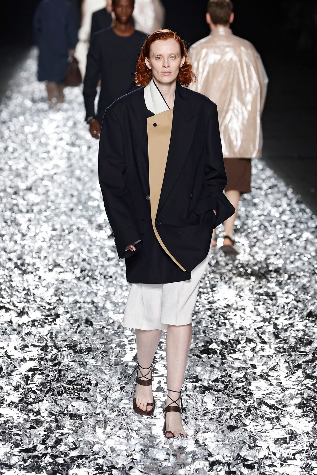 Fashion Week Paris Spring-Summer 2025 look 11 from the Dries Van Noten collection 男装