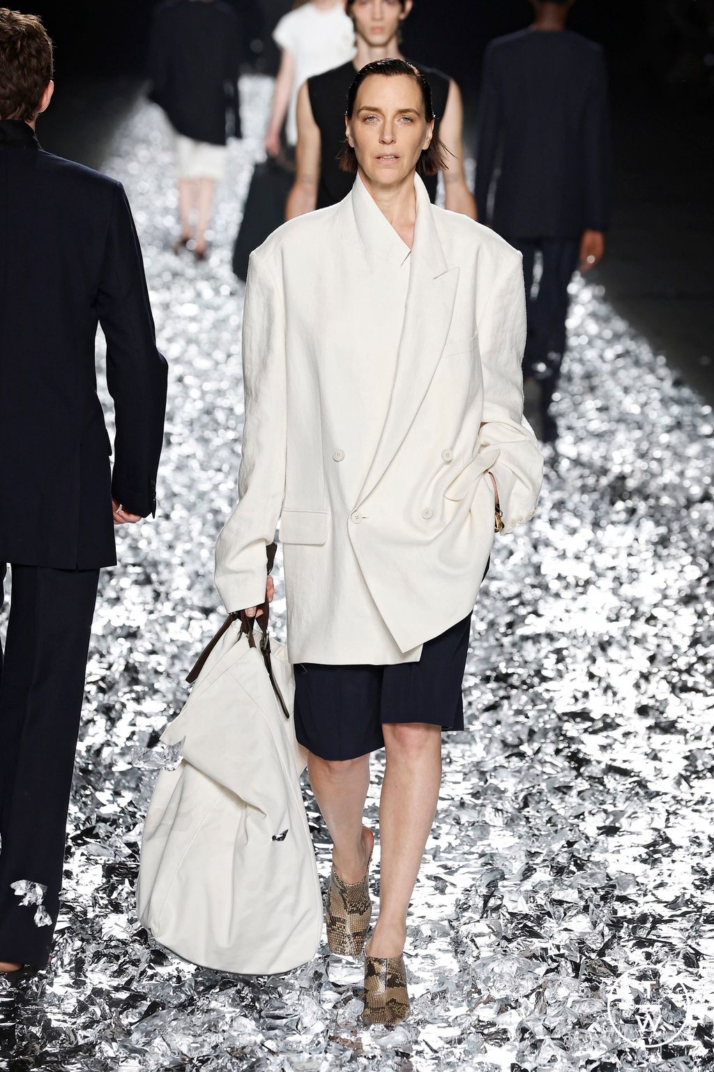 Fashion Week Paris Spring-Summer 2025 look 14 from the Dries Van Noten collection 男装
