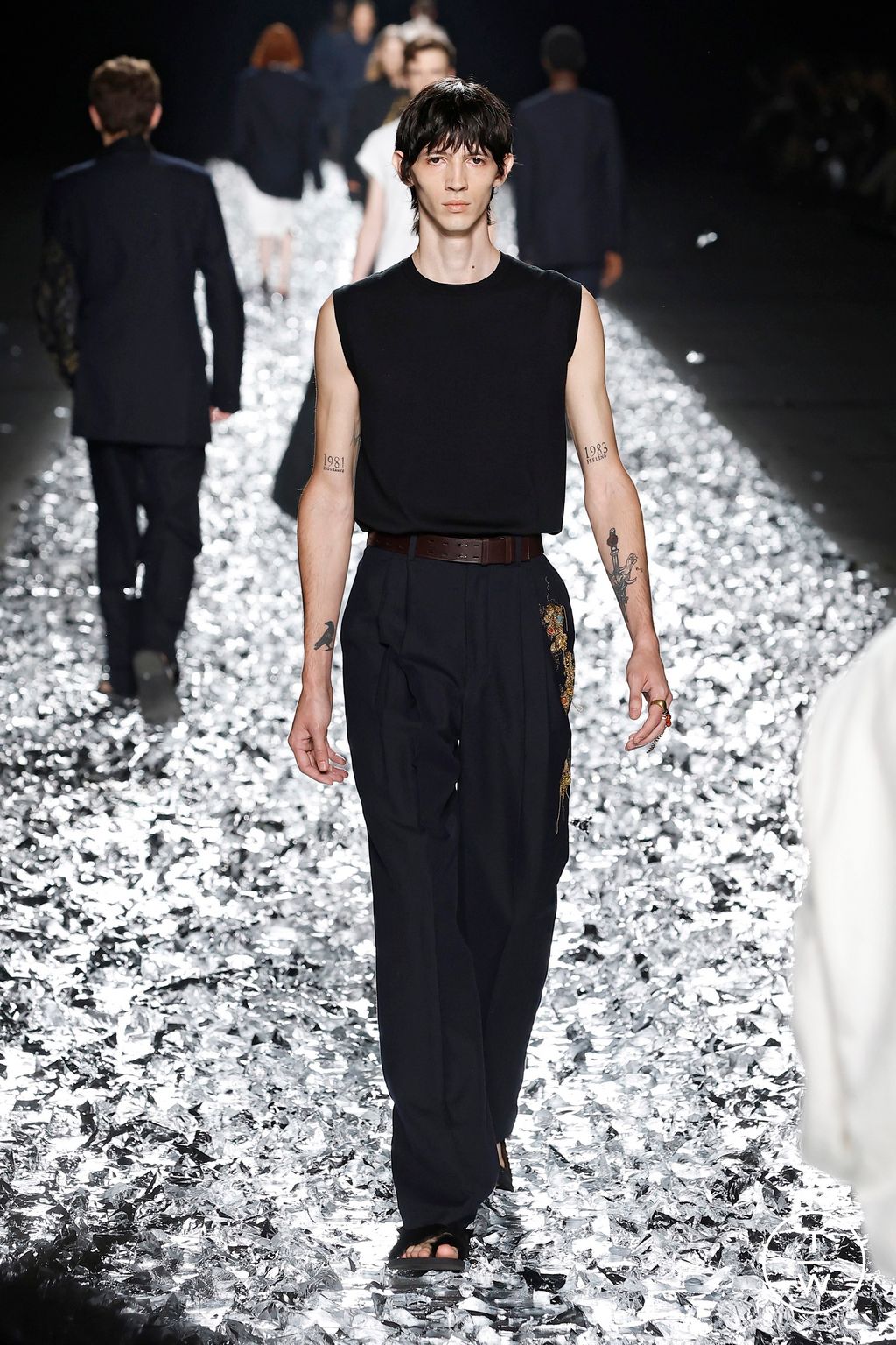 Fashion Week Paris Spring-Summer 2025 look 15 from the Dries Van Noten collection 男装