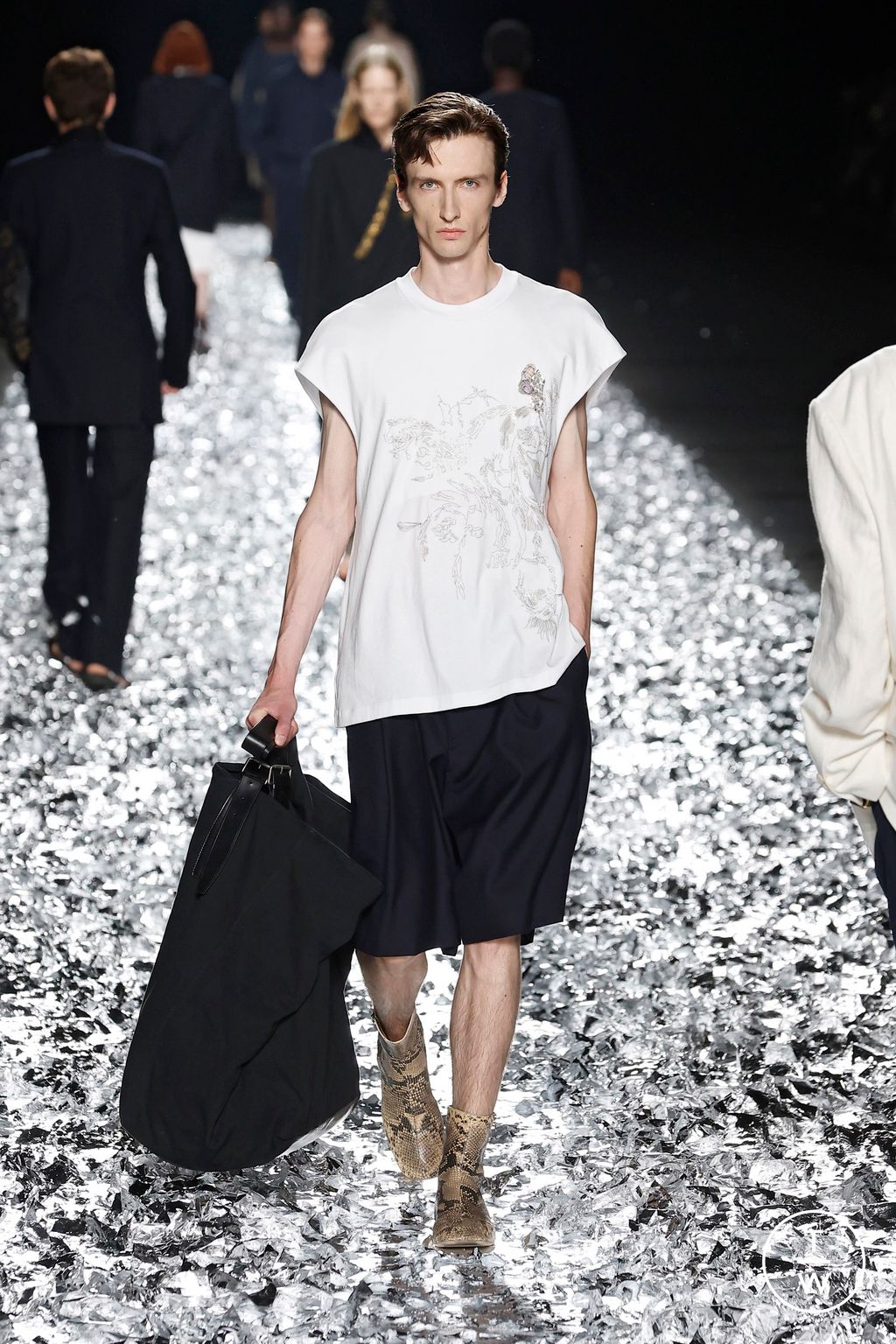 Fashion Week Paris Spring-Summer 2025 look 16 de la collection Dries Van Noten menswear