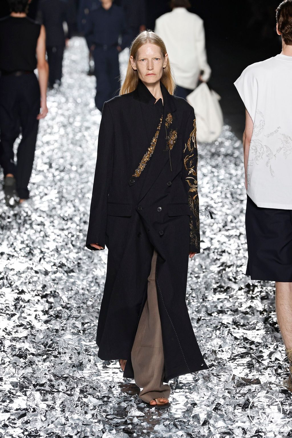 Fashion Week Paris Spring-Summer 2025 look 17 from the Dries Van Noten collection 男装