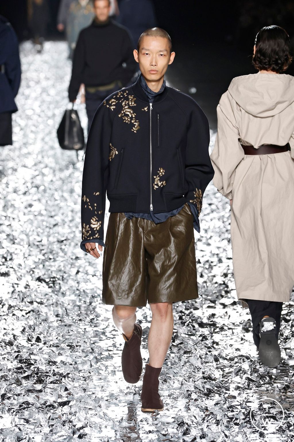 Fashion Week Paris Spring-Summer 2025 look 21 from the Dries Van Noten collection menswear