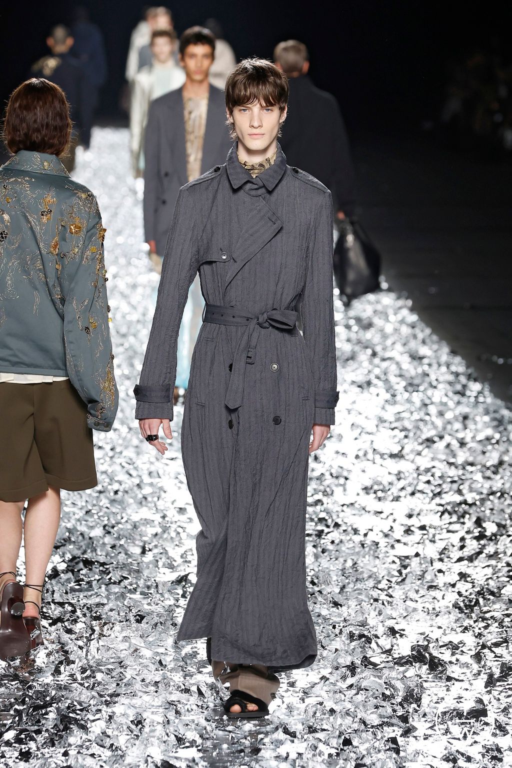 Fashion Week Paris Spring-Summer 2025 look 24 from the Dries Van Noten collection 男装
