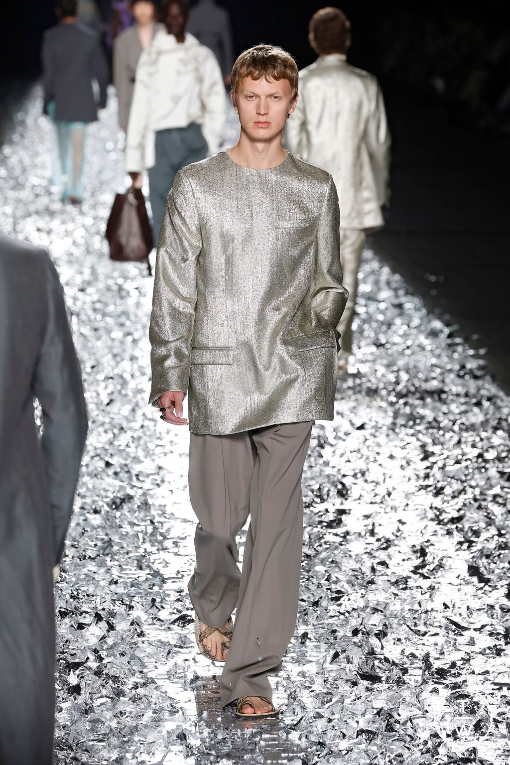 Fashion Week Paris Spring/Summer 2025 look 28 from the Dries Van Noten collection menswear