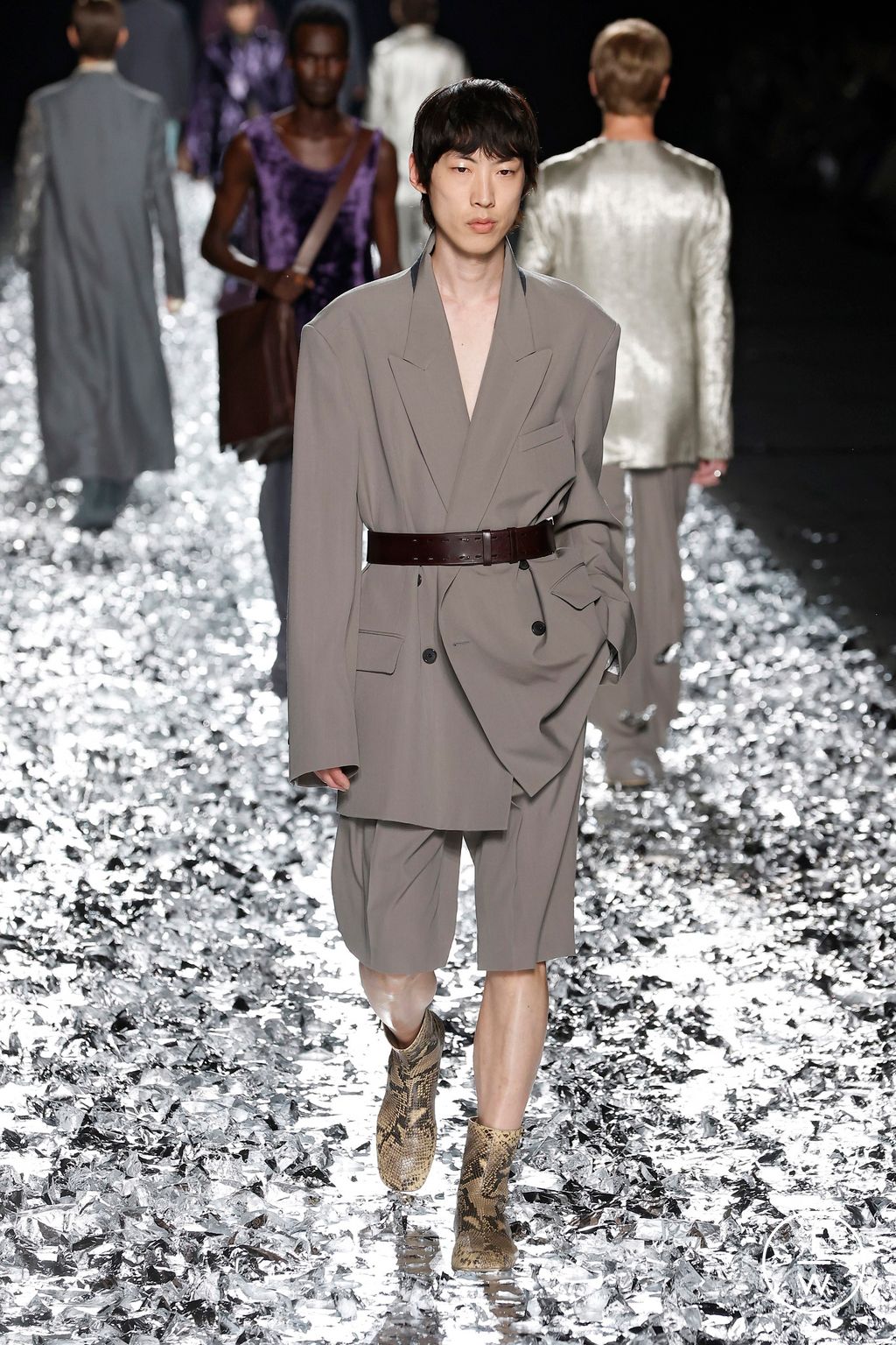 Fashion Week Paris Spring-Summer 2025 look 30 from the Dries Van Noten collection menswear