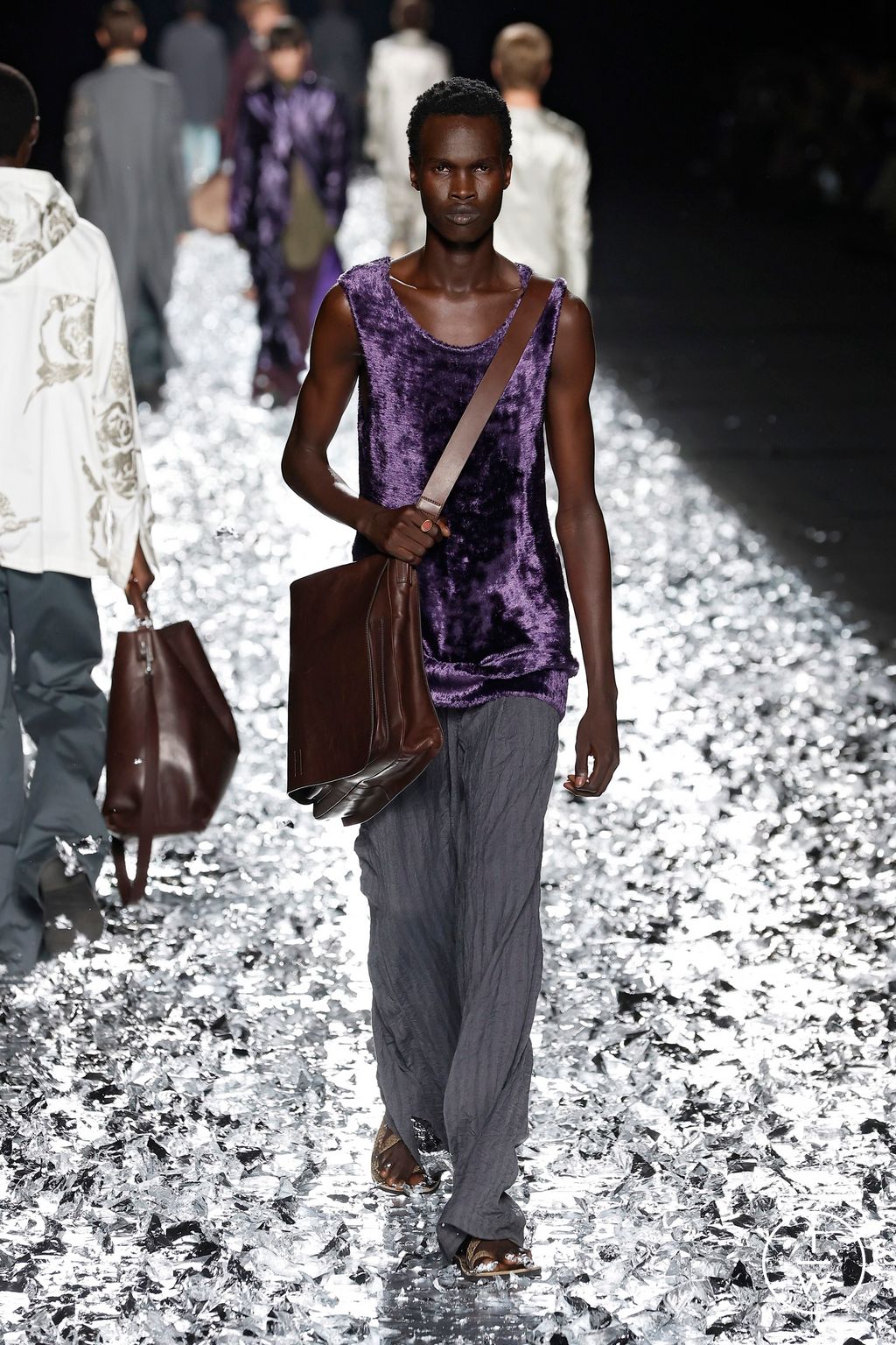 Fashion Week Paris Spring/Summer 2025 look 31 from the Dries Van Noten collection menswear