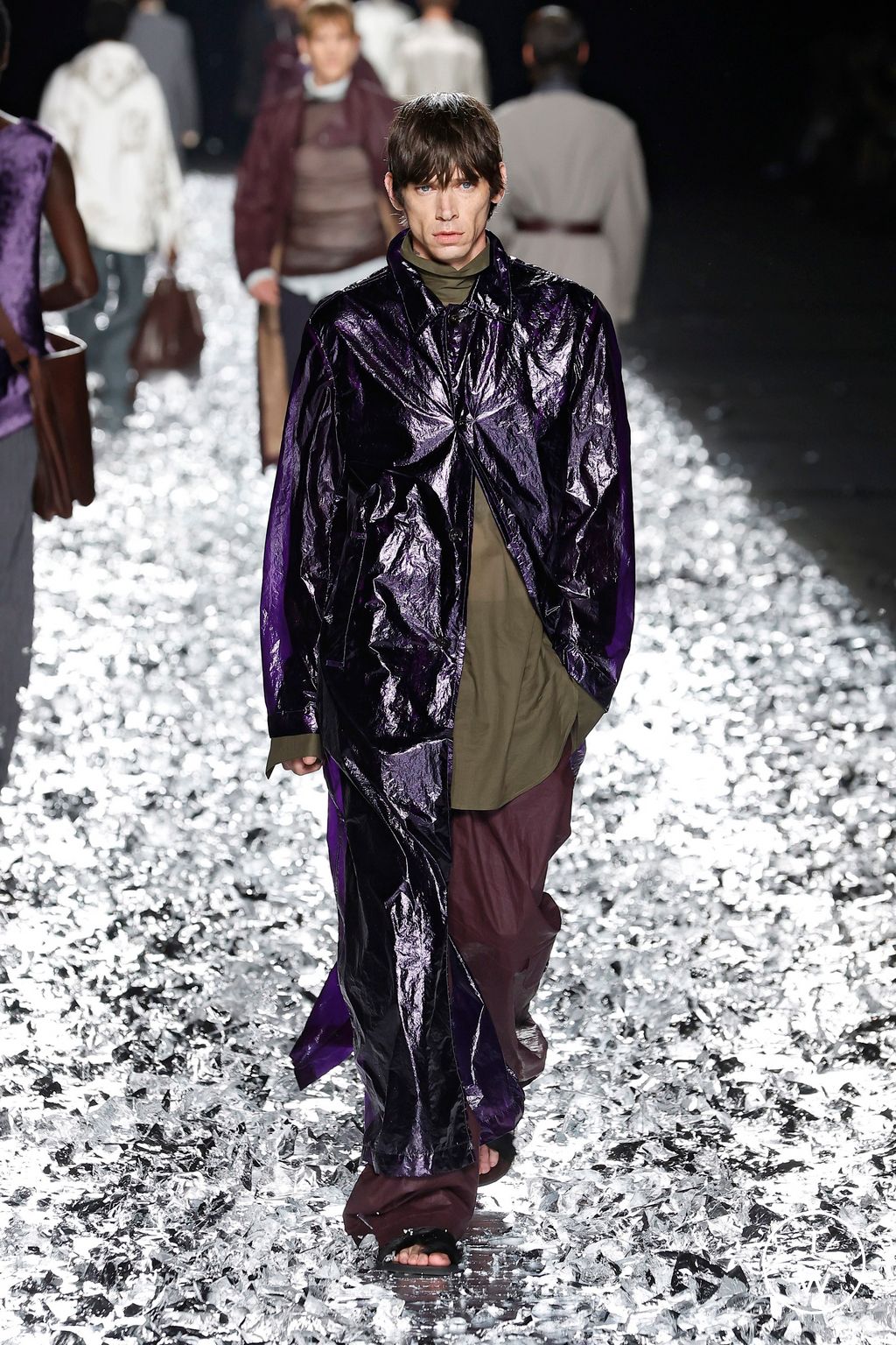 Fashion Week Paris Spring-Summer 2025 look 32 from the Dries Van Noten collection 男装