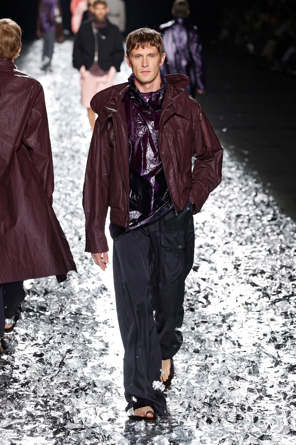 Fashion Week Paris Spring-Summer 2025 look 34 from the Dries Van Noten collection 男装