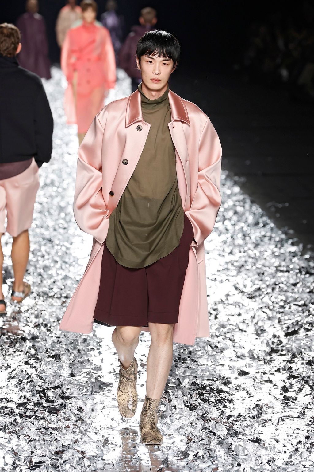 Fashion Week Paris Spring-Summer 2025 look 37 from the Dries Van Noten collection menswear