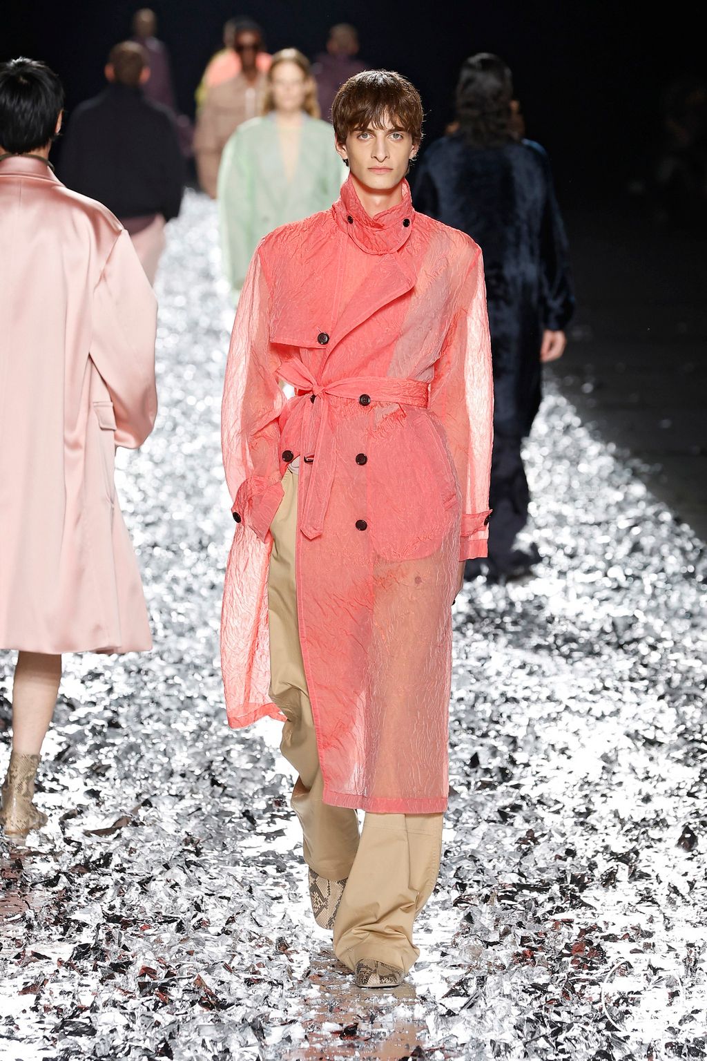 Fashion Week Paris Spring-Summer 2025 look 38 from the Dries Van Noten collection menswear