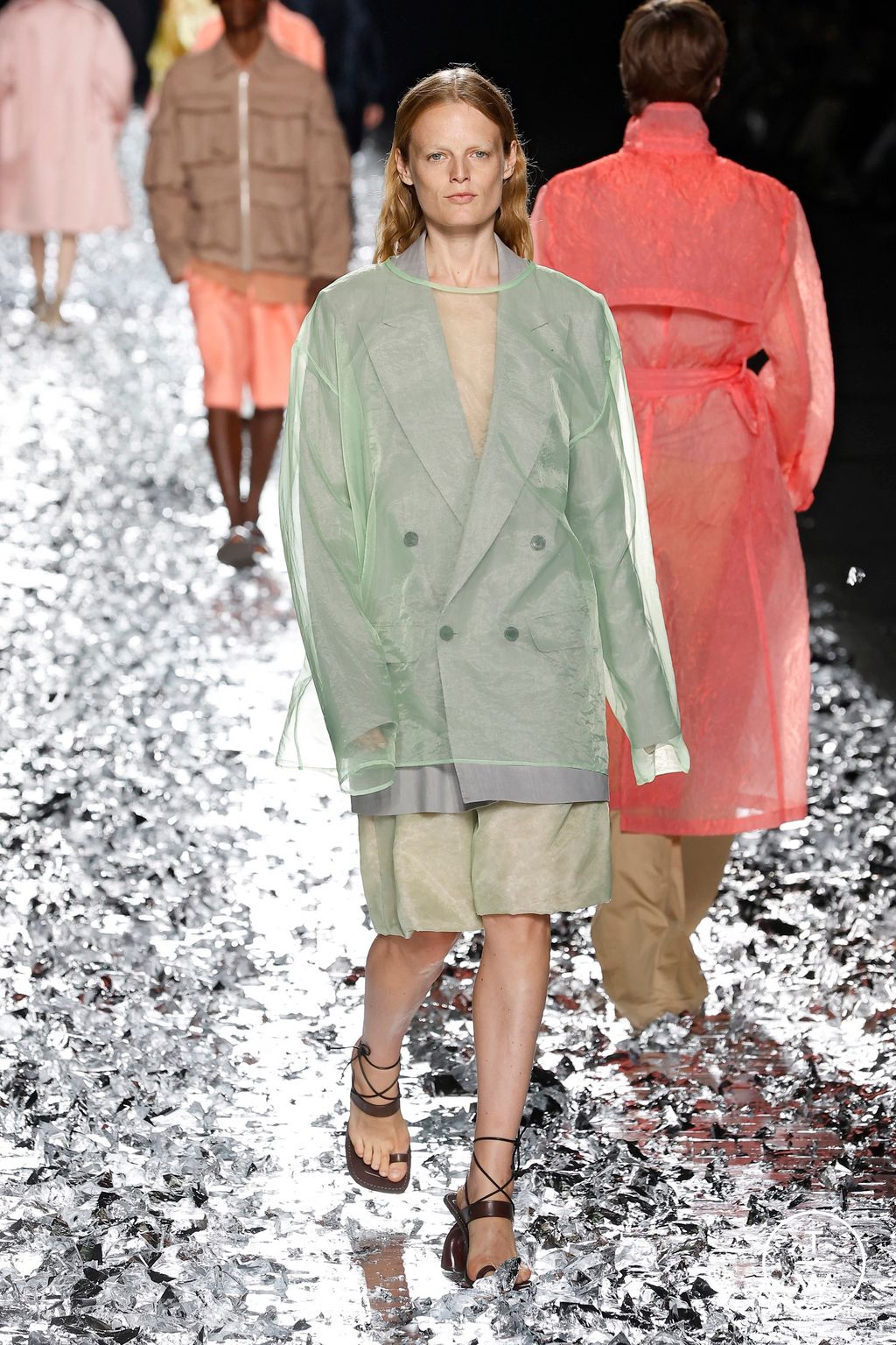 Fashion Week Paris Spring-Summer 2025 look 39 from the Dries Van Noten collection 男装