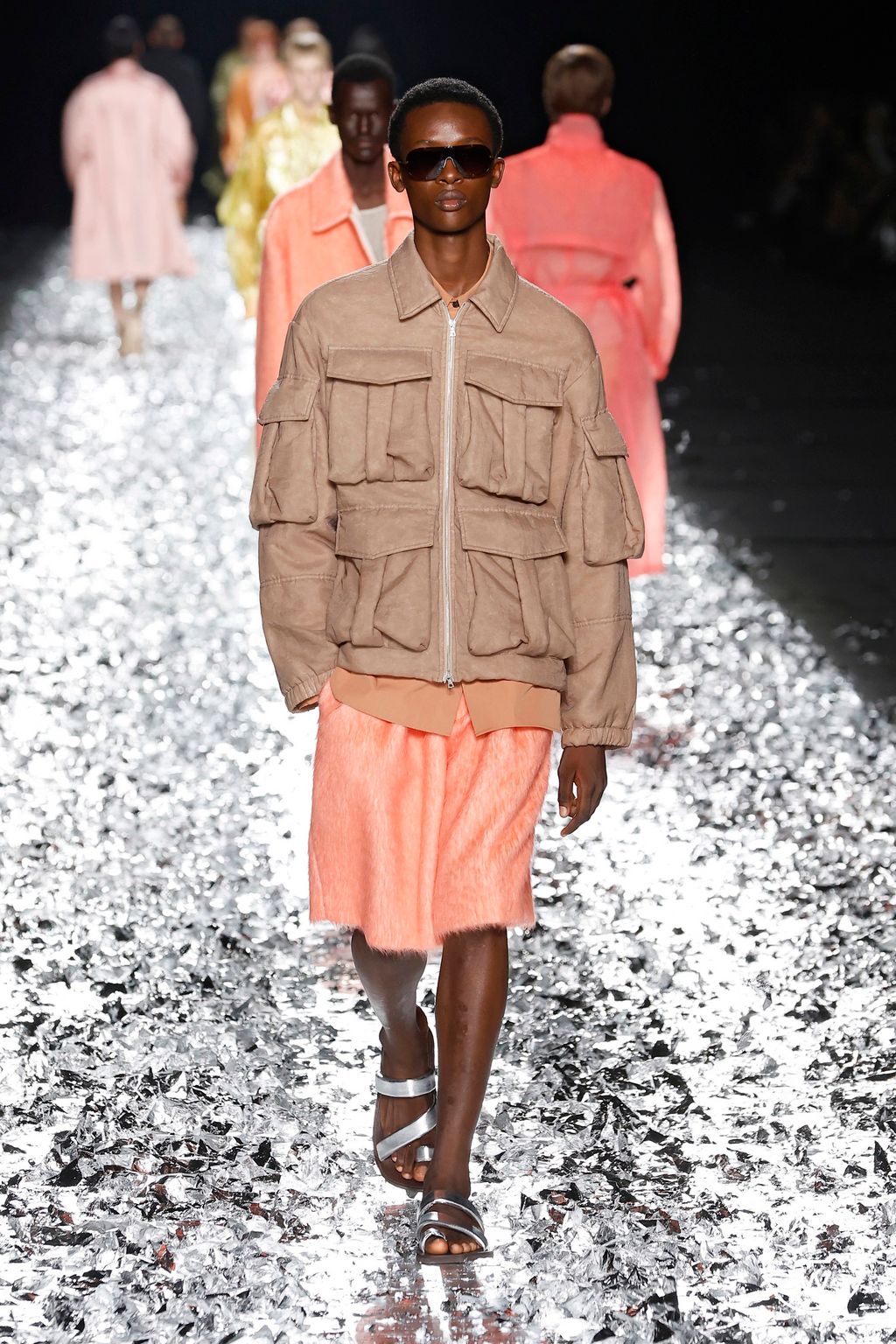 Fashion Week Paris Spring-Summer 2025 look 40 from the Dries Van Noten collection 男装
