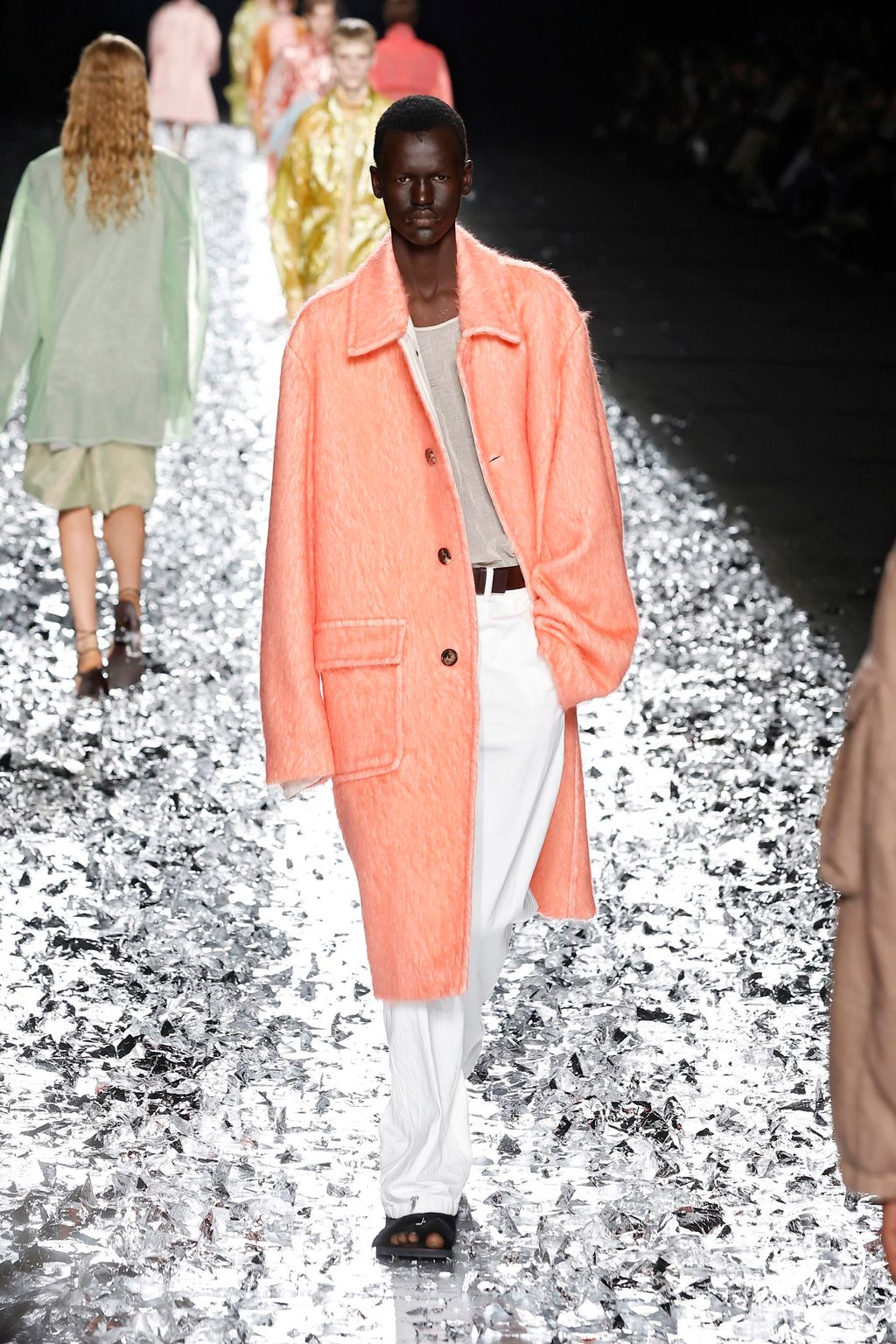 Fashion Week Paris Spring-Summer 2025 look 41 from the Dries Van Noten collection menswear