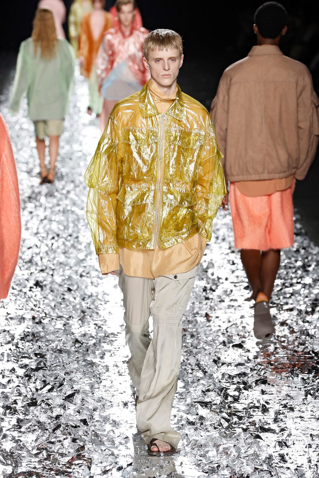 Fashion Week Paris Spring-Summer 2025 look 42 from the Dries Van Noten collection 男装