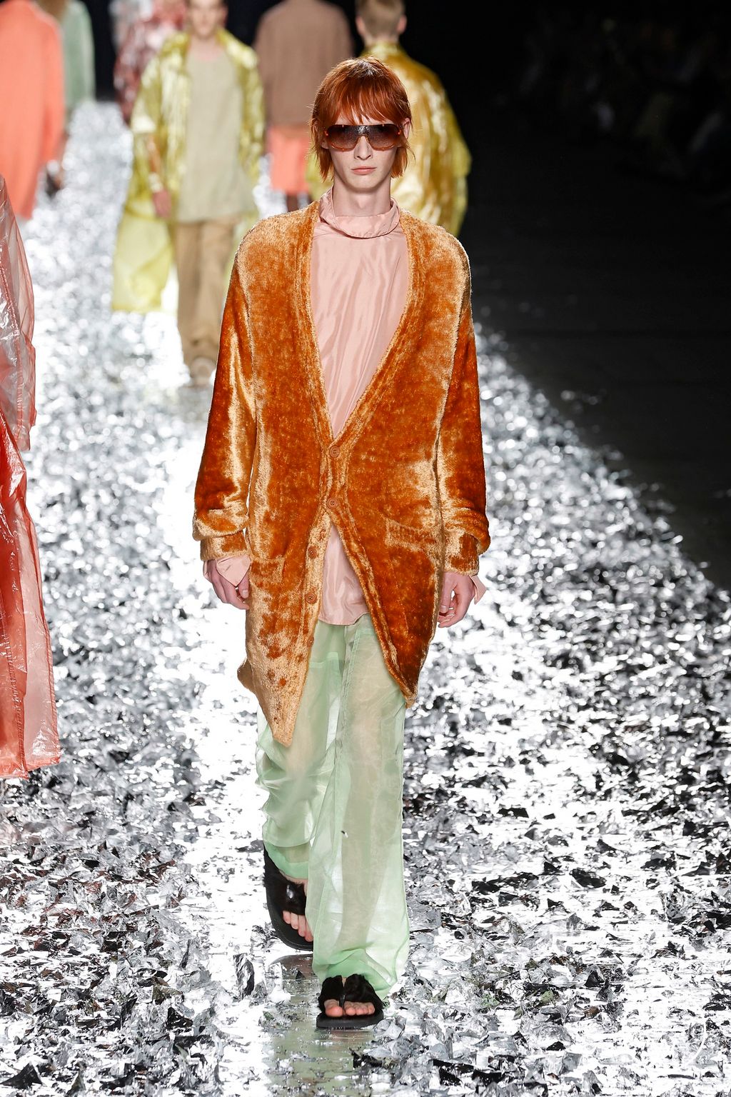 Fashion Week Paris Spring-Summer 2025 look 44 from the Dries Van Noten collection 男装