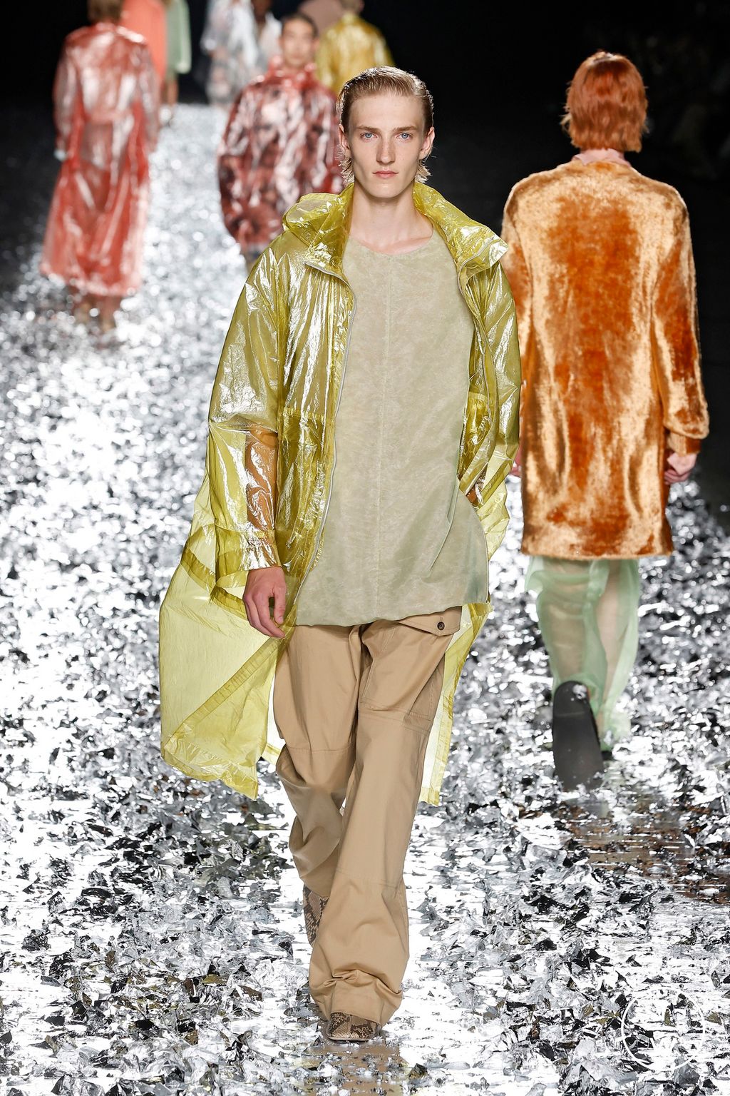 Fashion Week Paris Spring-Summer 2025 look 45 from the Dries Van Noten collection 男装