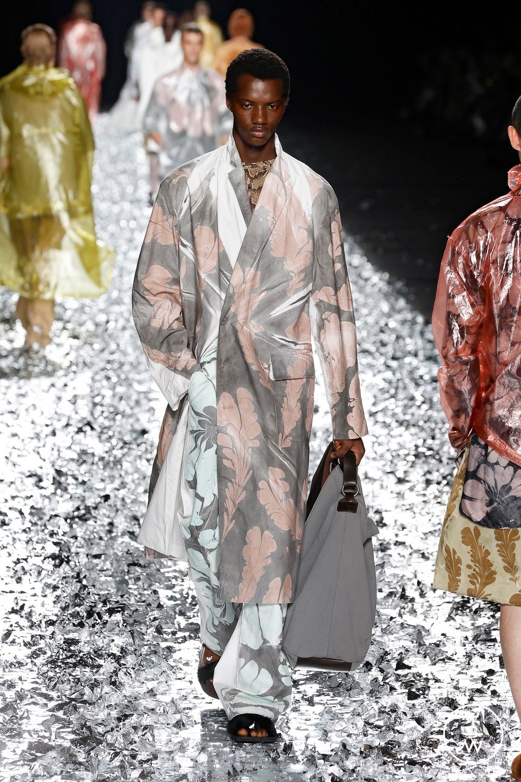 Fashion Week Paris Spring-Summer 2025 look 47 from the Dries Van Noten collection menswear