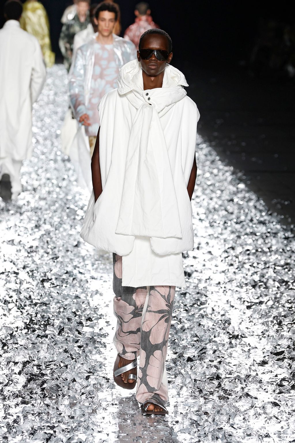 Fashion Week Paris Spring-Summer 2025 look 49 from the Dries Van Noten collection 男装
