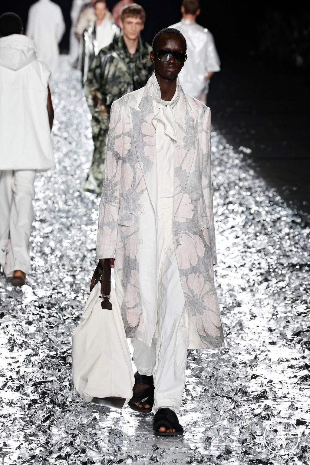 Fashion Week Paris Spring-Summer 2025 look 51 from the Dries Van Noten collection 男装