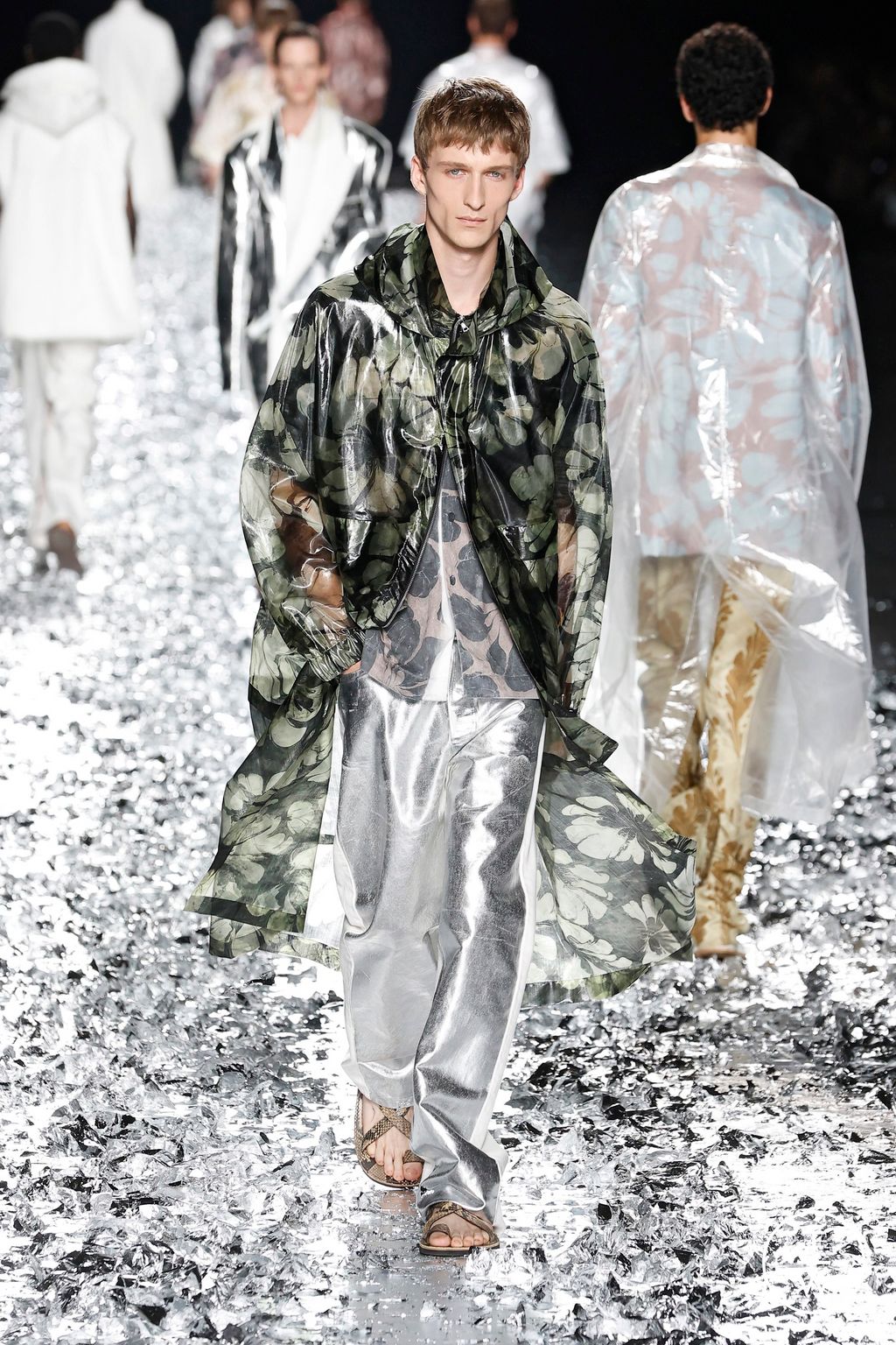 Fashion Week Paris Spring-Summer 2025 look 52 from the Dries Van Noten collection 男装