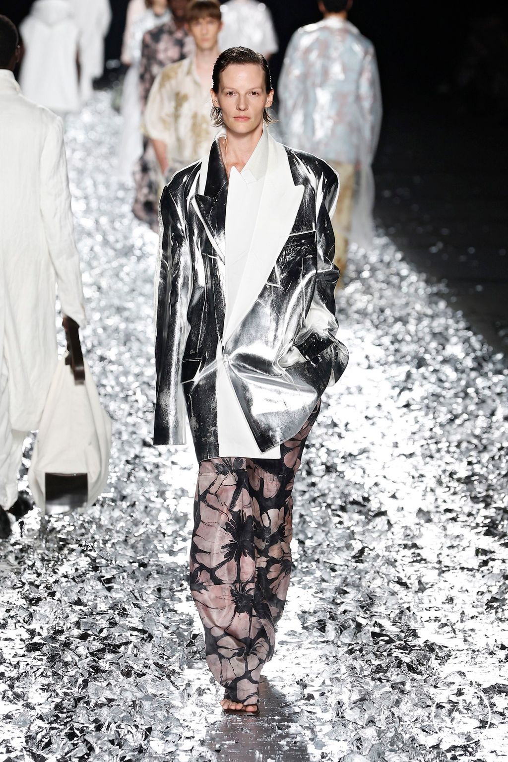 Fashion Week Paris Spring-Summer 2025 look 53 from the Dries Van Noten collection menswear