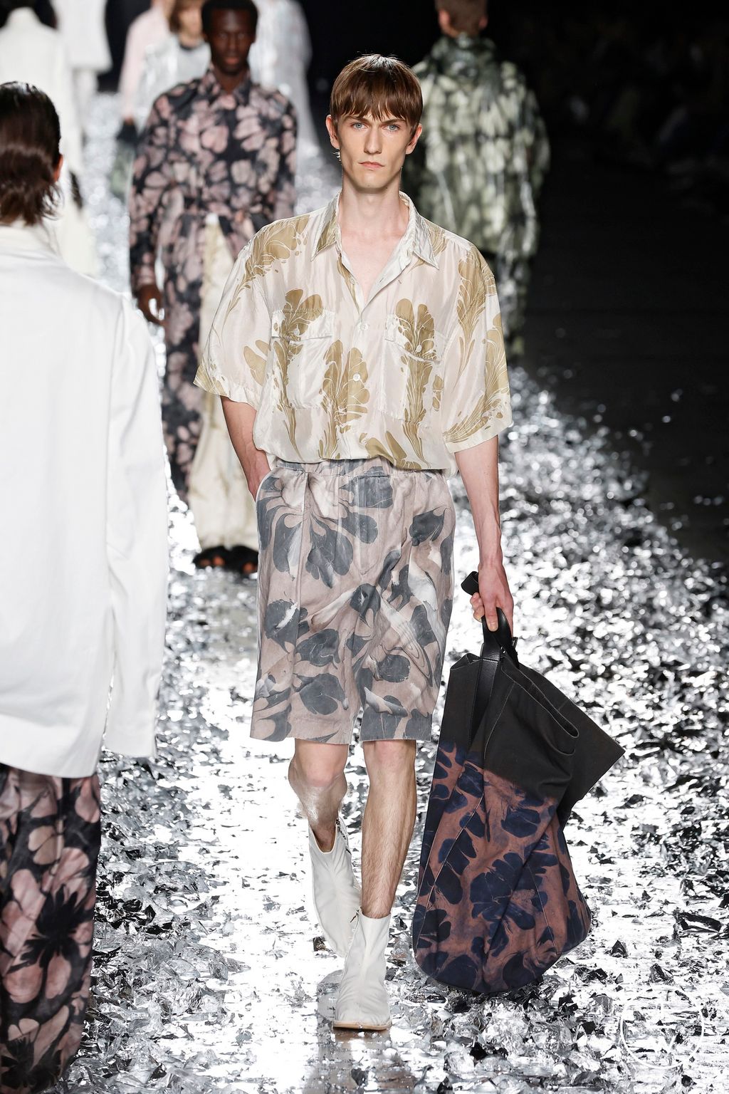 Fashion Week Paris Spring-Summer 2025 look 54 from the Dries Van Noten collection menswear