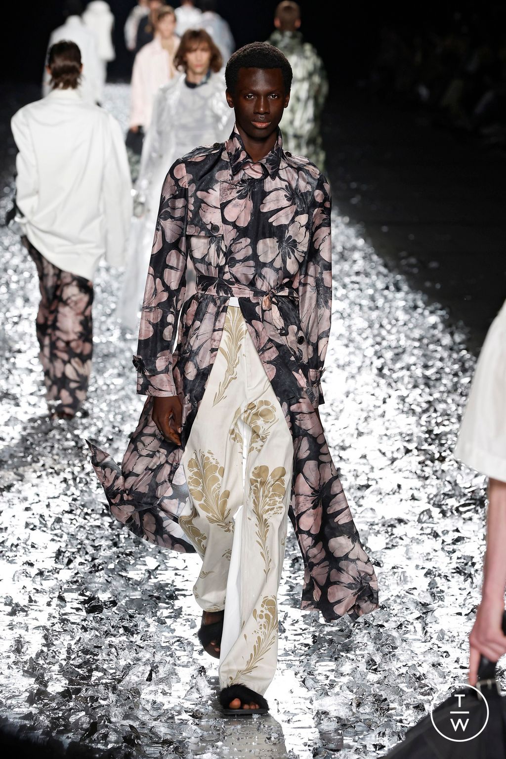 Fashion Week Paris Spring-Summer 2025 look 55 from the Dries Van Noten collection menswear