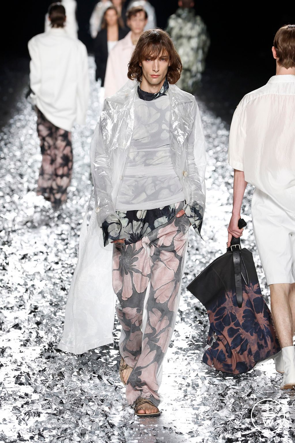 Fashion Week Paris Spring-Summer 2025 look 56 de la collection Dries Van Noten menswear