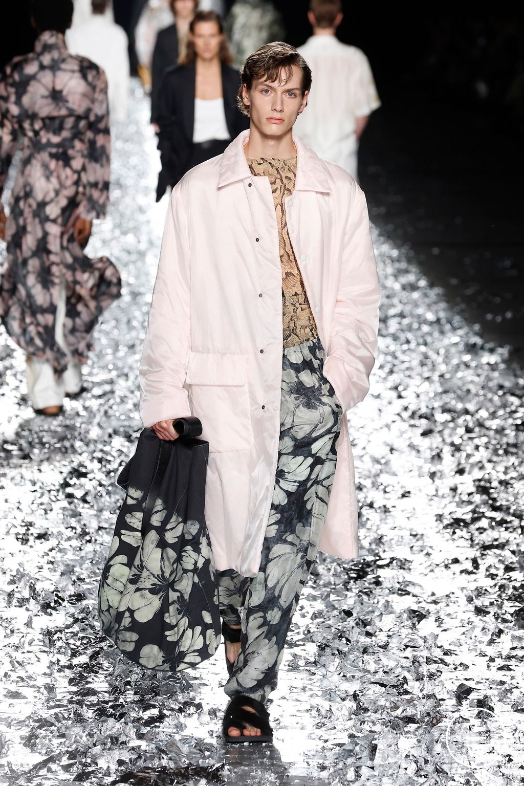 Fashion Week Paris Spring-Summer 2025 look 57 from the Dries Van Noten collection menswear