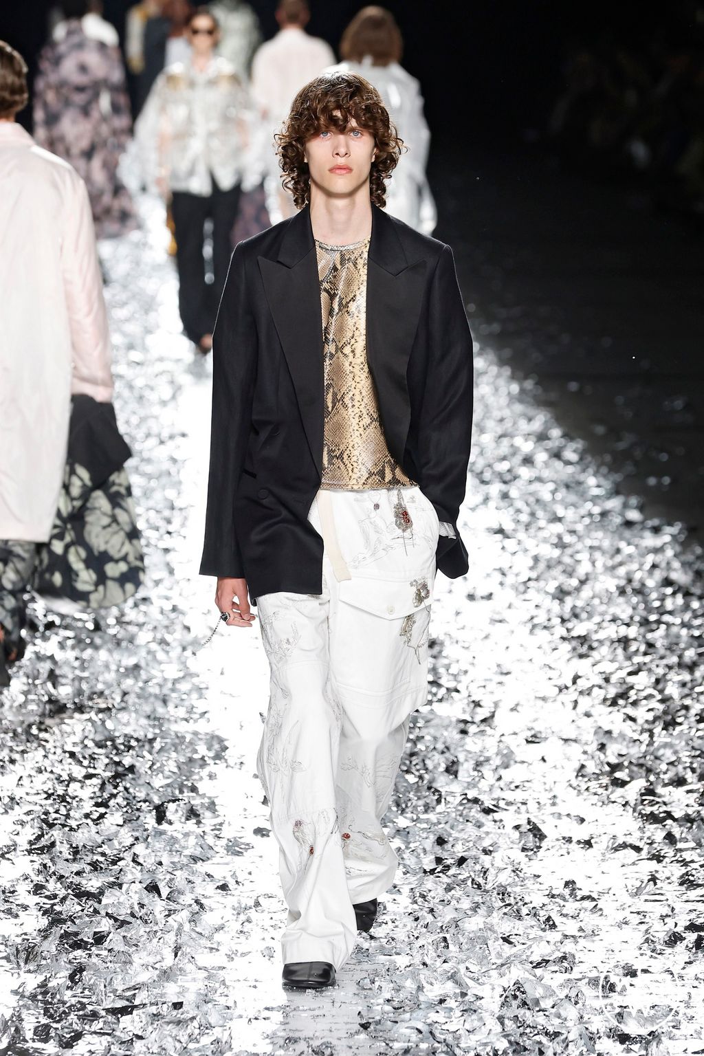 Fashion Week Paris Spring-Summer 2025 look 59 from the Dries Van Noten collection 男装
