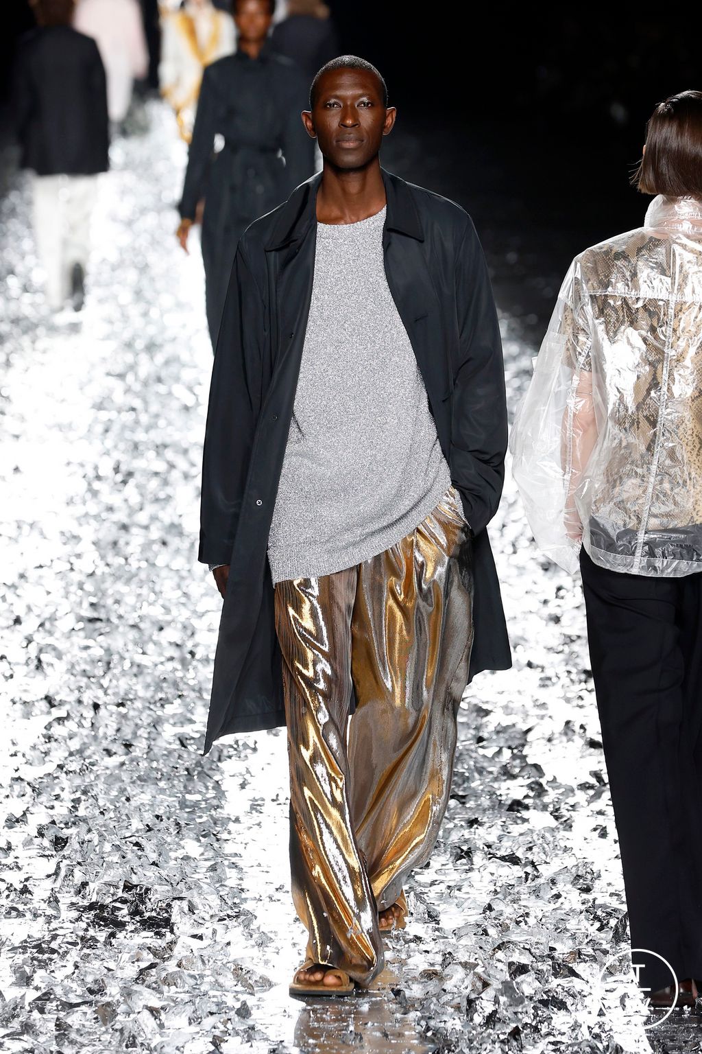 Fashion Week Paris Spring-Summer 2025 look 61 from the Dries Van Noten collection 男装
