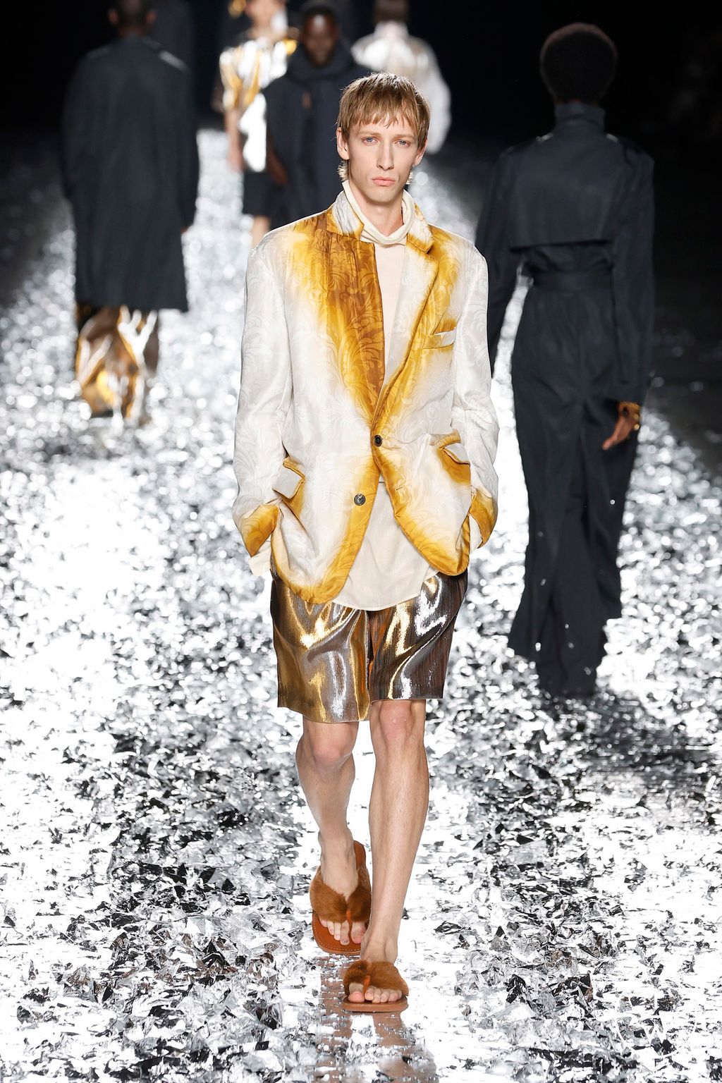 Fashion Week Paris Spring-Summer 2025 look 63 from the Dries Van Noten collection 男装