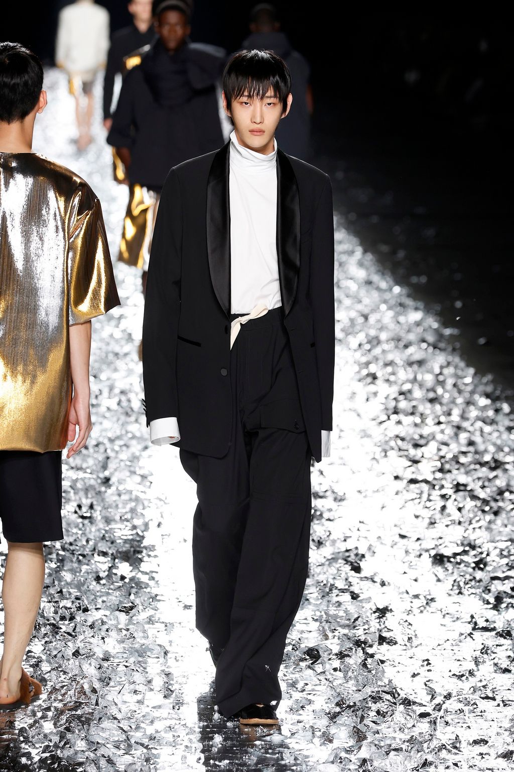 Fashion Week Paris Spring-Summer 2025 look 66 from the Dries Van Noten collection menswear