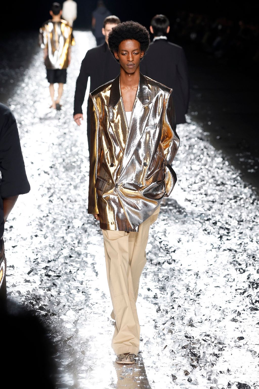 Fashion Week Paris Spring-Summer 2025 look 68 from the Dries Van Noten collection 男装