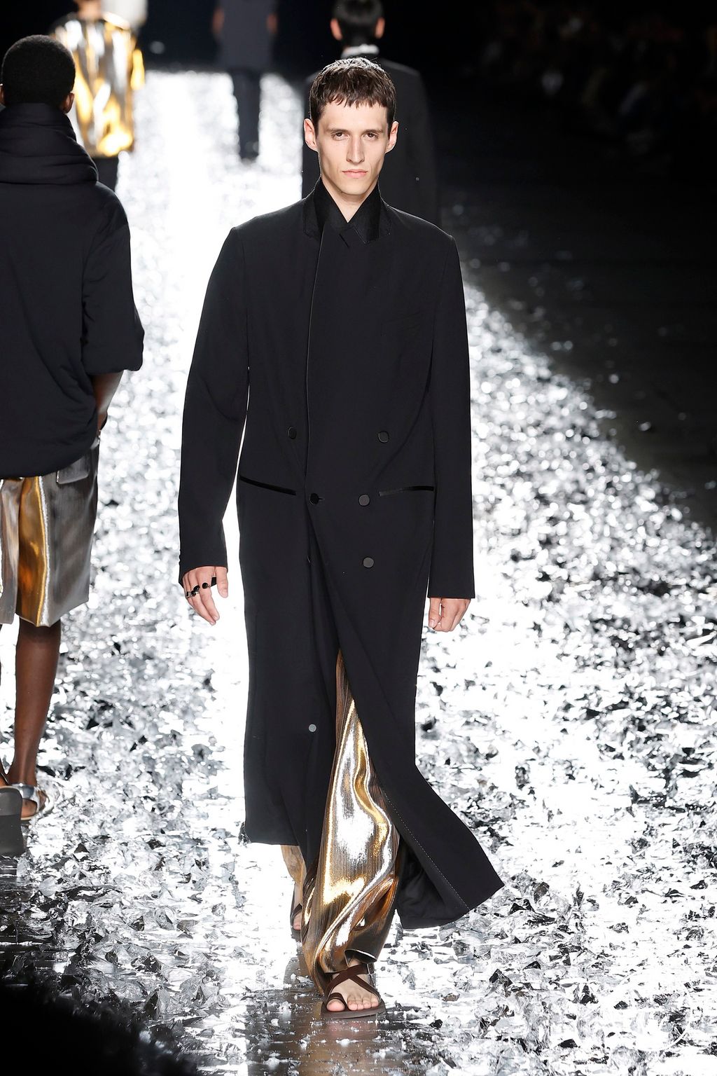 Fashion Week Paris Spring-Summer 2025 look 69 from the Dries Van Noten collection 男装