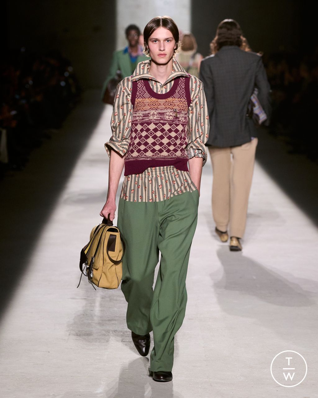 Fashion Week Paris Fall/Winter 2026 look 20 from the Dries Van Noten collection menswear