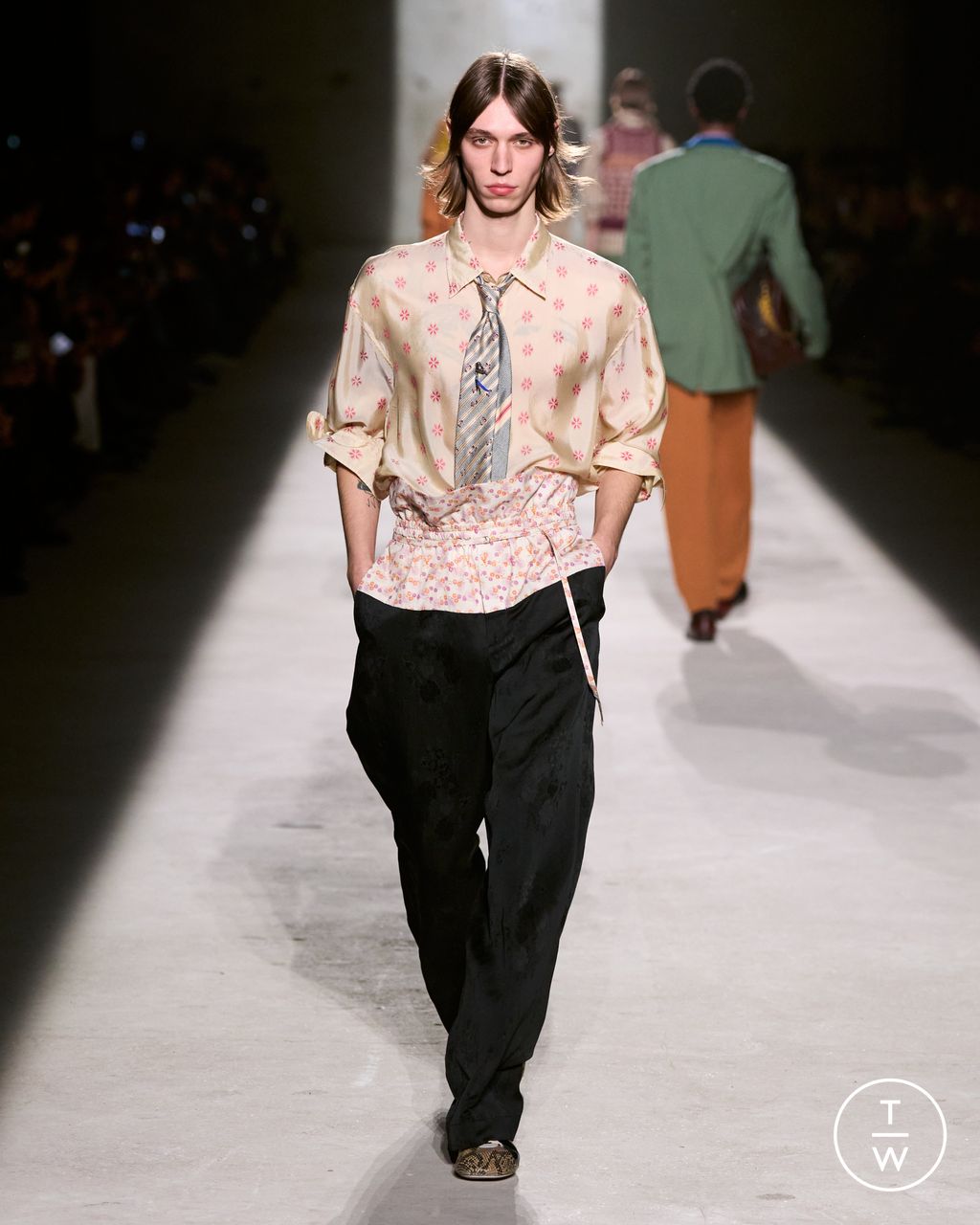 Fashion Week Paris Fall/Winter 2026 look 22 from the Dries Van Noten collection 男装
