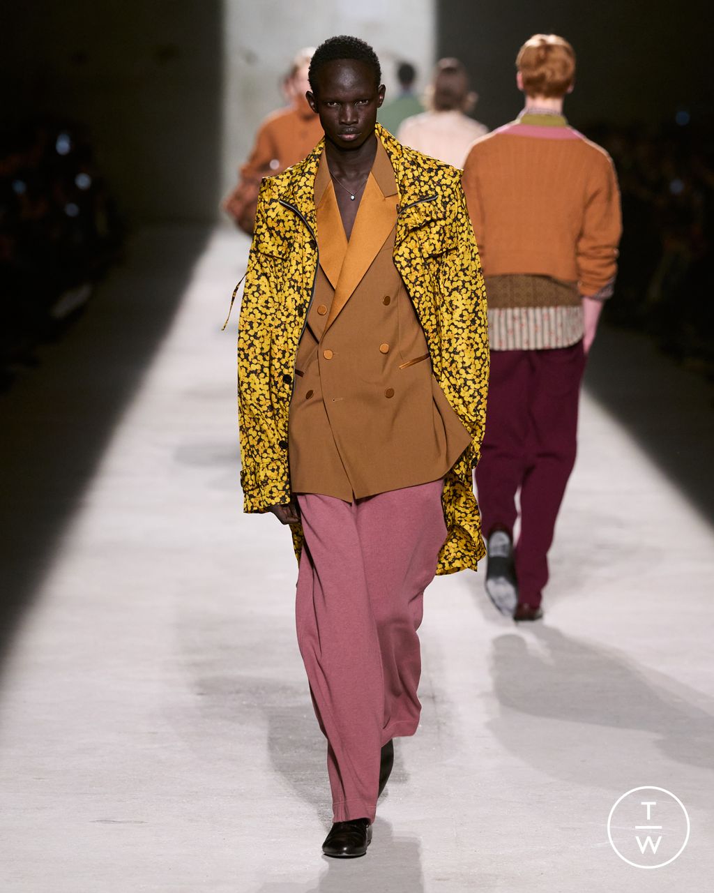 Fashion Week Paris Fall/Winter 2026 look 24 from the Dries Van Noten collection menswear
