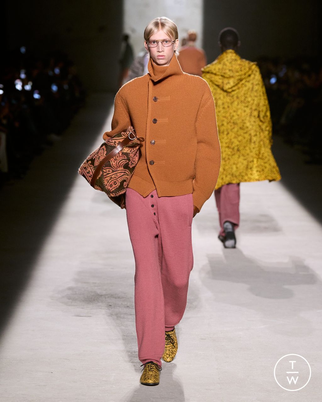 Fashion Week Paris Fall/Winter 2026 look 25 de la collection Dries Van Noten menswear