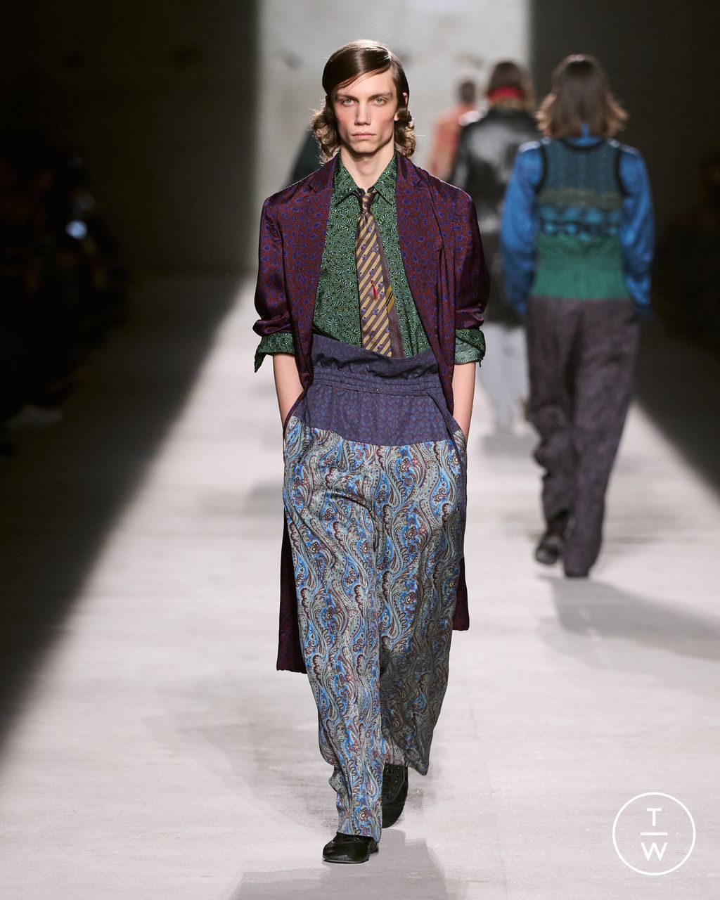 Fashion Week Paris Fall/Winter 2026 look 33 from the Dries Van Noten collection menswear