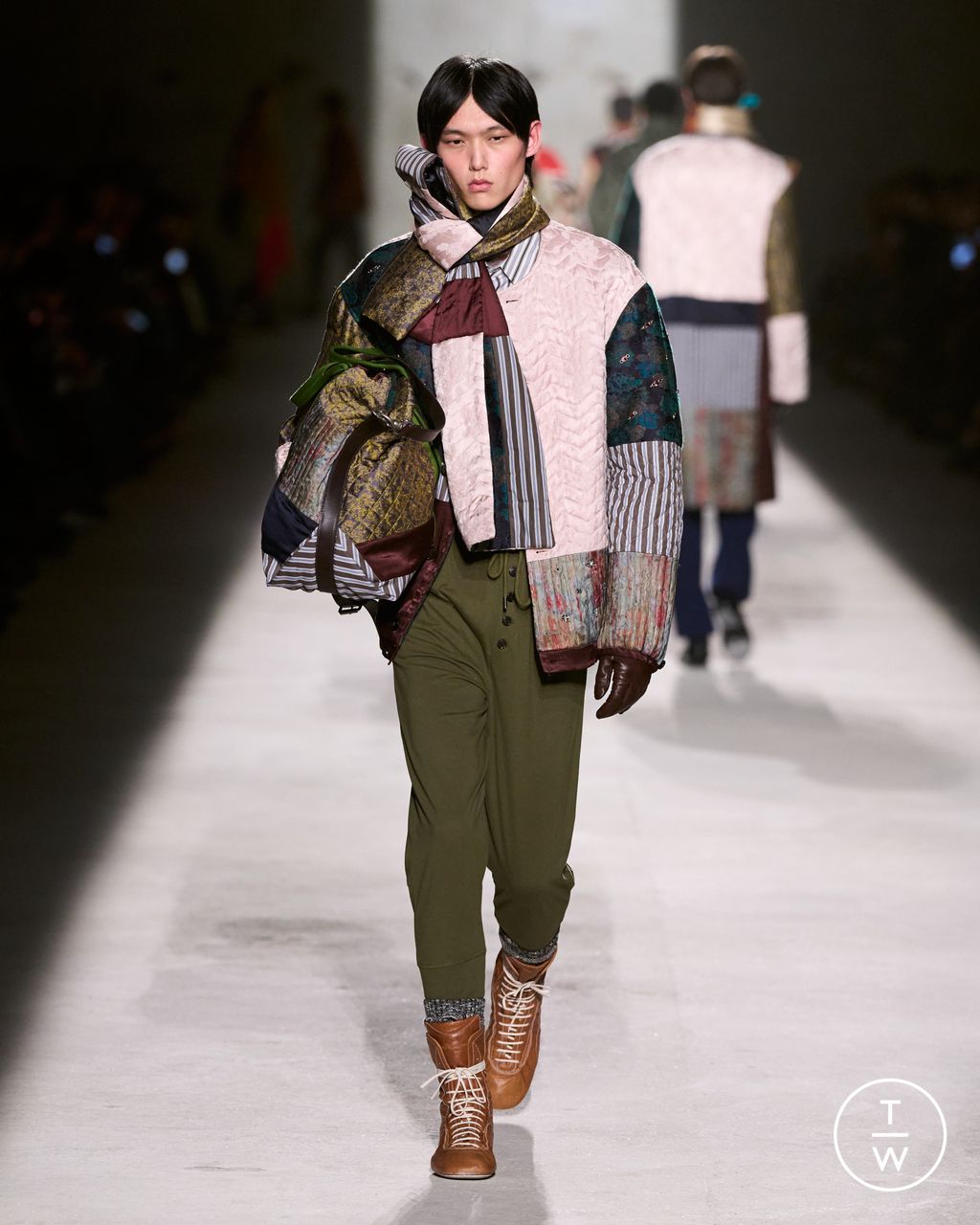 Fashion Week Paris Fall/Winter 2026 look 49 from the Dries Van Noten collection menswear